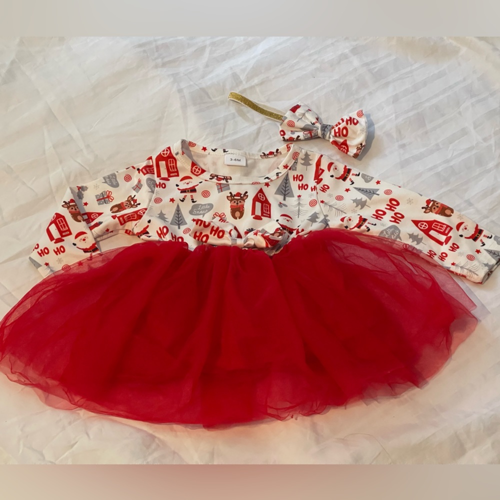 Adorable boutique baby girl Christmas dress with matching bow. NWOT